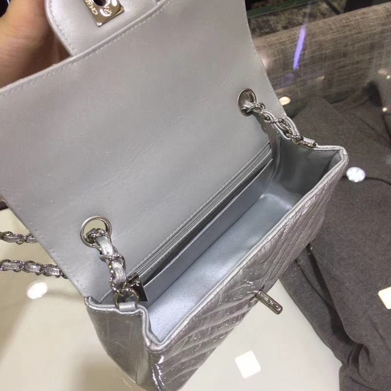 Chanel 香奈儿 Chanel Classic Flap 20cm 皱漆皮 银扣 内里皮皱外面皮是漆皮 有点特别