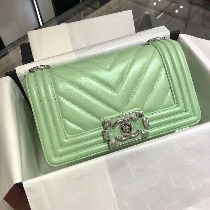 Chanel 香奈儿 Leboy Bag 大V款 小羊皮 珠光绿色 20cm 大理石纹琉璃扣 Dream Bag系列