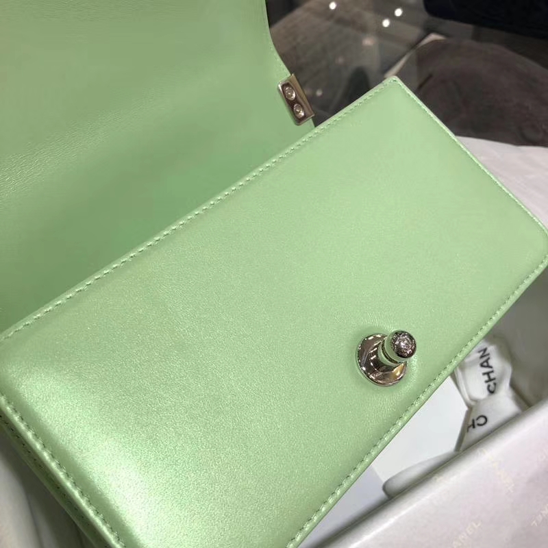 Chanel 香奈儿 Leboy Bag 大V款 小羊皮 珠光绿色 20cm 大理石纹琉璃扣 Dream Bag系列