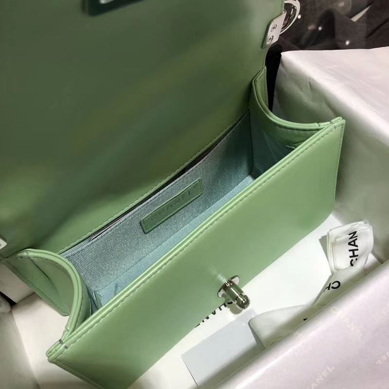 Chanel 香奈儿 Leboy Bag 大V款 小羊皮 珠光绿色 20cm 大理石纹琉璃扣 Dream Bag系列