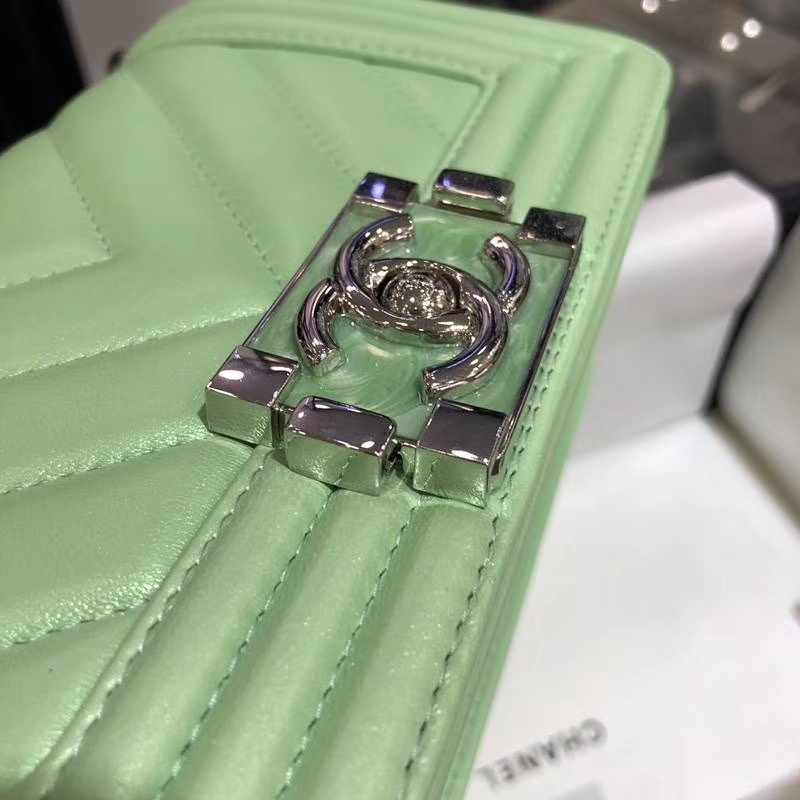Chanel 香奈儿 Leboy Bag 大V款 小羊皮 珠光绿色 20cm 大理石纹琉璃扣 Dream Bag系列