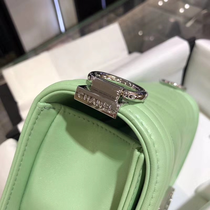 Chanel 香奈儿 Leboy Bag 大V款 小羊皮 珠光绿色 20cm 大理石纹琉璃扣 Dream Bag系列