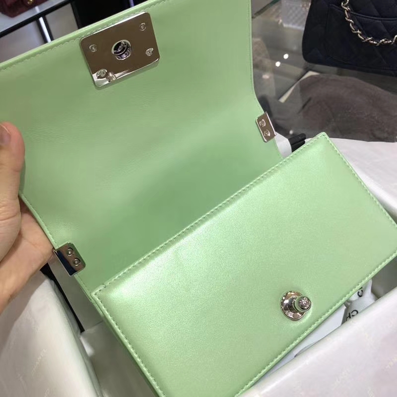 Chanel 香奈儿 Leboy Bag 大V款 小羊皮 珠光绿色 20cm 大理石纹琉璃扣 Dream Bag系列