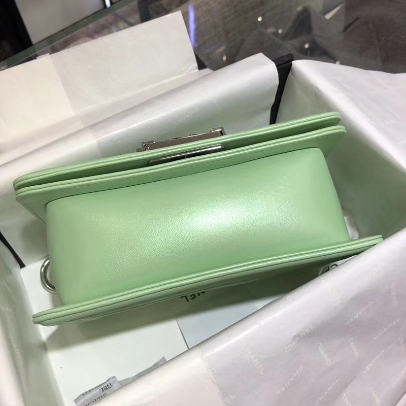 Chanel 香奈儿 Leboy Bag 大V款 小羊皮 珠光绿色 20cm 大理石纹琉璃扣 Dream Bag系列