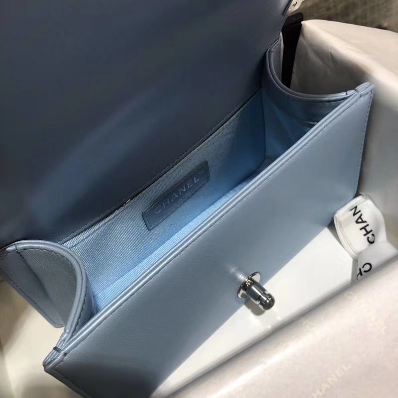 Chanel 香奈儿 Leboy Bag 大V款 小羊皮 珠光蓝色 20cm 大理石纹琉璃扣  Dream Bag系列