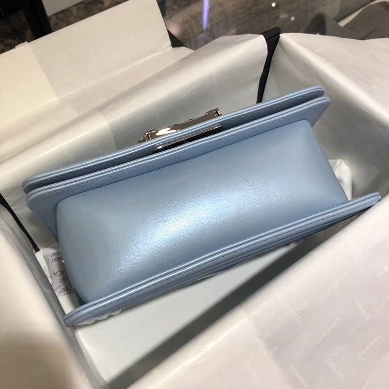 Chanel 香奈儿 Leboy Bag 大V款 小羊皮 珠光蓝色 20cm 大理石纹琉璃扣  Dream Bag系列