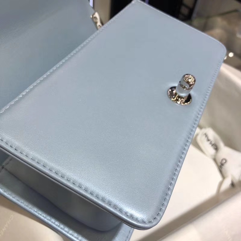 Chanel 香奈儿 Leboy Bag 大V款 小羊皮 珠光蓝色 20cm 大理石纹琉璃扣  Dream Bag系列