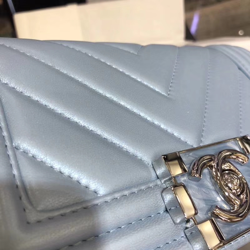 Chanel 香奈儿 Leboy Bag 大V款 小羊皮 珠光蓝色 20cm 大理石纹琉璃扣  Dream Bag系列