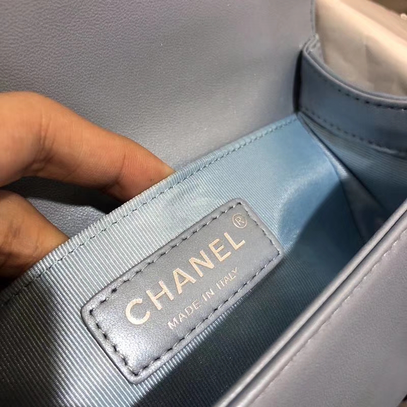 Chanel 香奈儿 Leboy Bag 大V款 小羊皮 珠光蓝色 20cm 大理石纹琉璃扣  Dream Bag系列