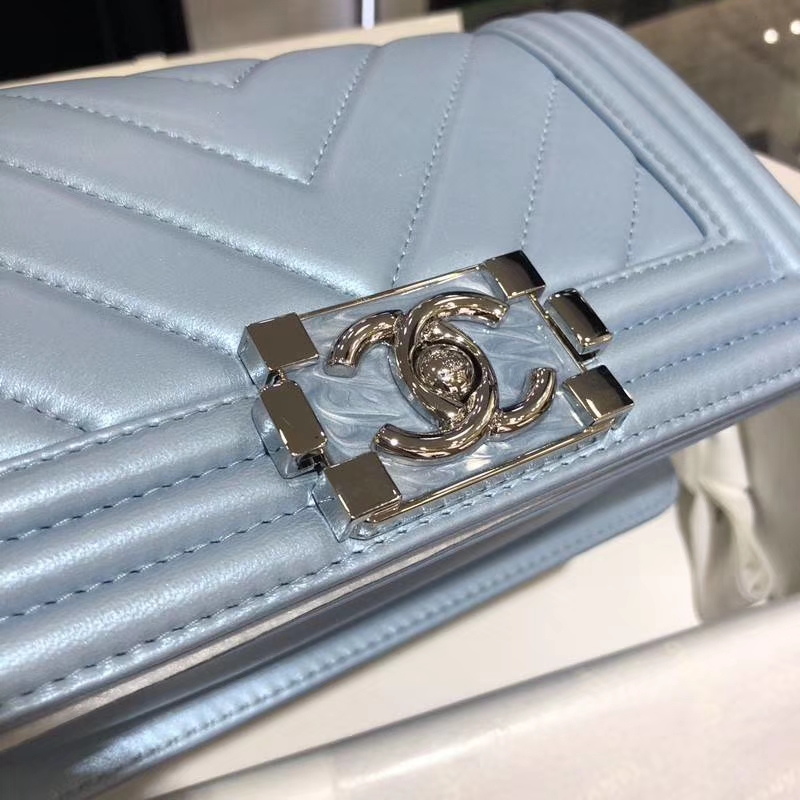 Chanel 香奈儿 Leboy Bag 大V款 小羊皮 珠光蓝色 20cm 大理石纹琉璃扣  Dream Bag系列