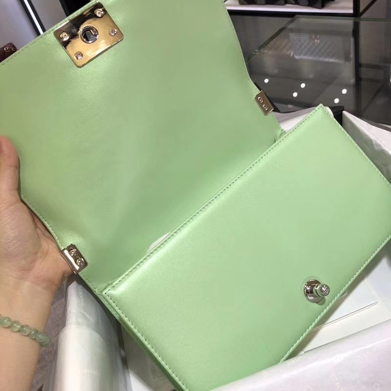 Chanel 香奈儿 Leboy Bag 大V款 小羊皮 珠光绿色 25cm 大理石纹琉璃扣 Dream Bag系列