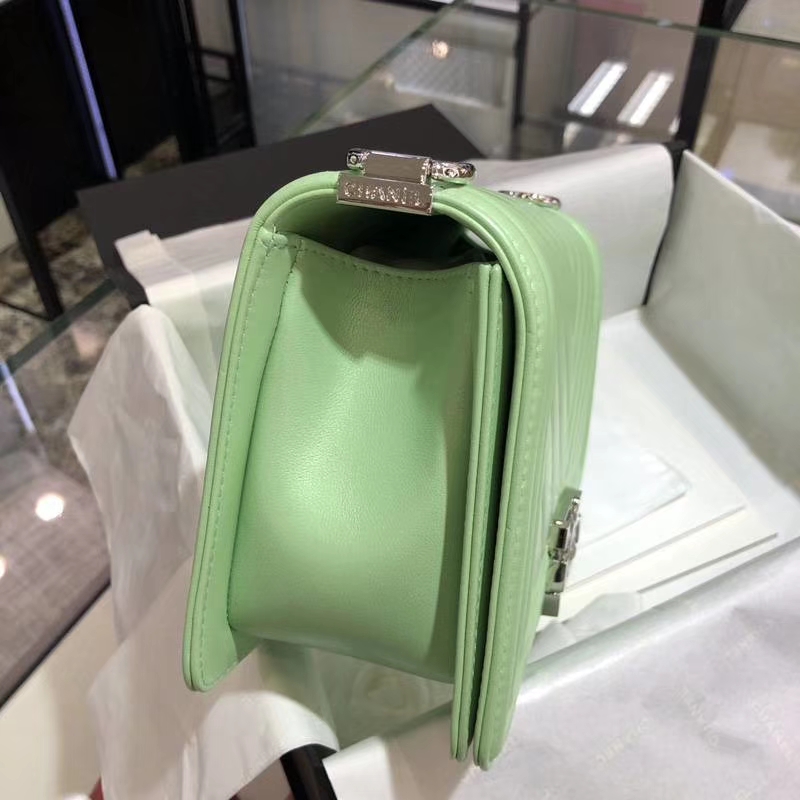 Chanel 香奈儿 Leboy Bag 大V款 小羊皮 珠光绿色 25cm 大理石纹琉璃扣 Dream Bag系列