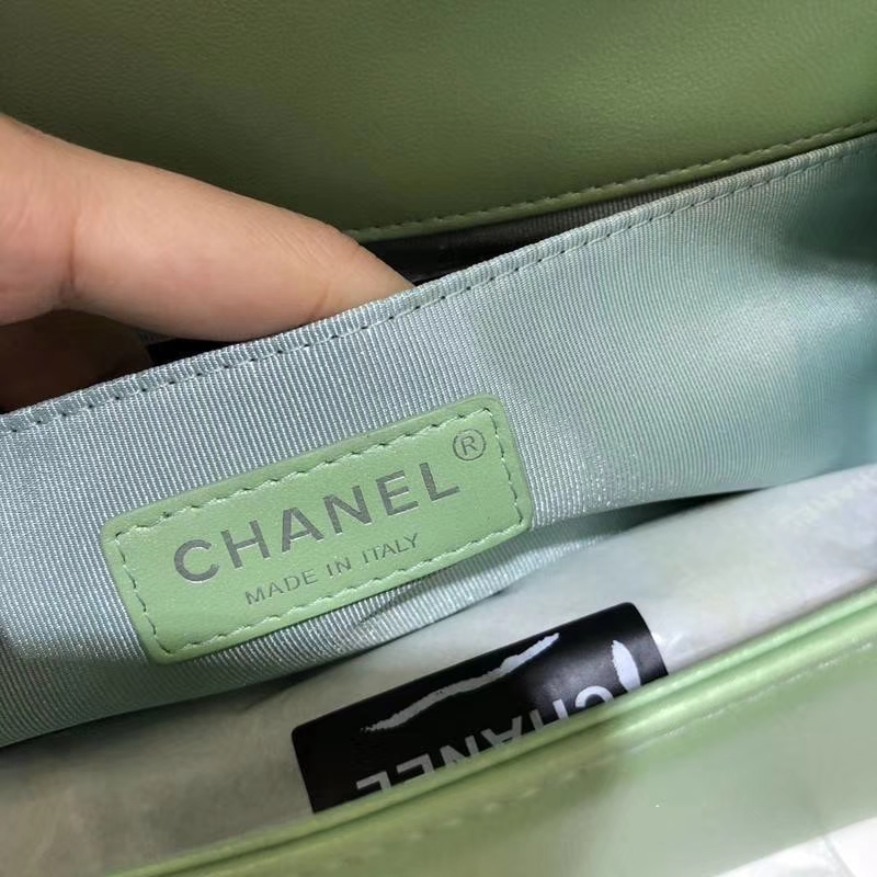 Chanel 香奈儿 Leboy Bag 大V款 小羊皮 珠光绿色 25cm 大理石纹琉璃扣 Dream Bag系列