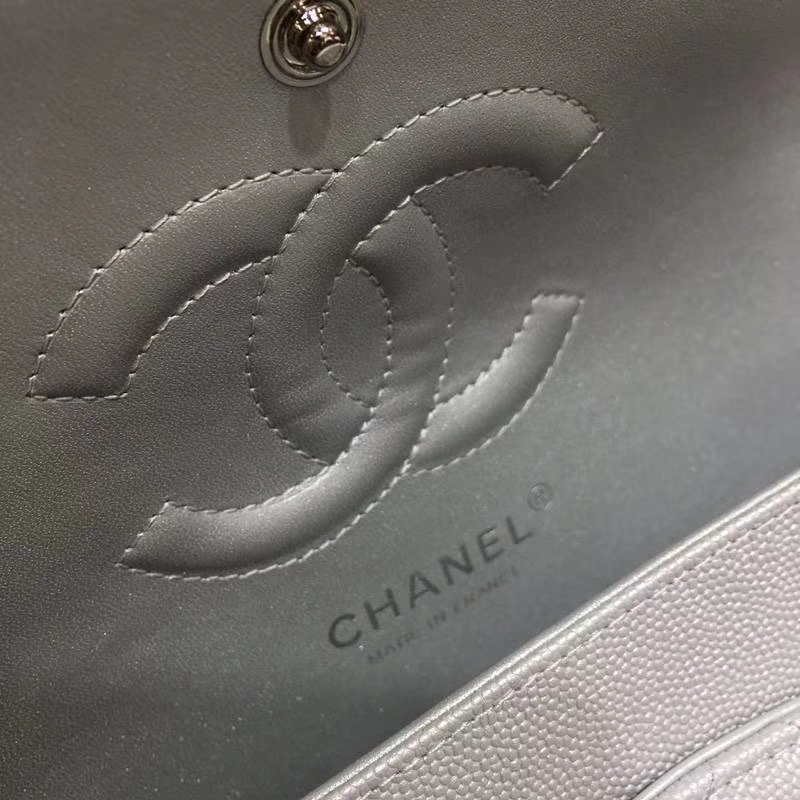 Chanel 香奈儿 Classic Flap Bag  进口小鱼子酱 25cm 现货 银色 银扣