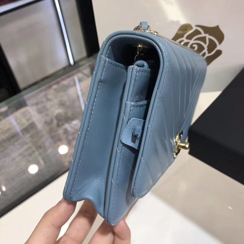 Chanel 香奈儿 WOC 发财包 V 字绣 小羊皮 20cm 梦幻蓝