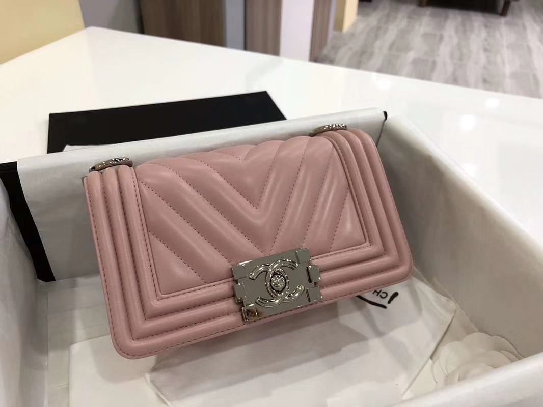 Chanel 香奈儿 Leboy Bag 大V款 小羊皮 20cm 浅粉色 古银