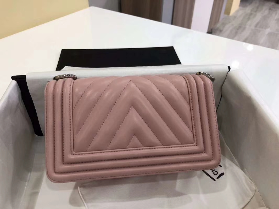Chanel 香奈儿 Leboy Bag 大V款 小羊皮 20cm 浅粉色 古银