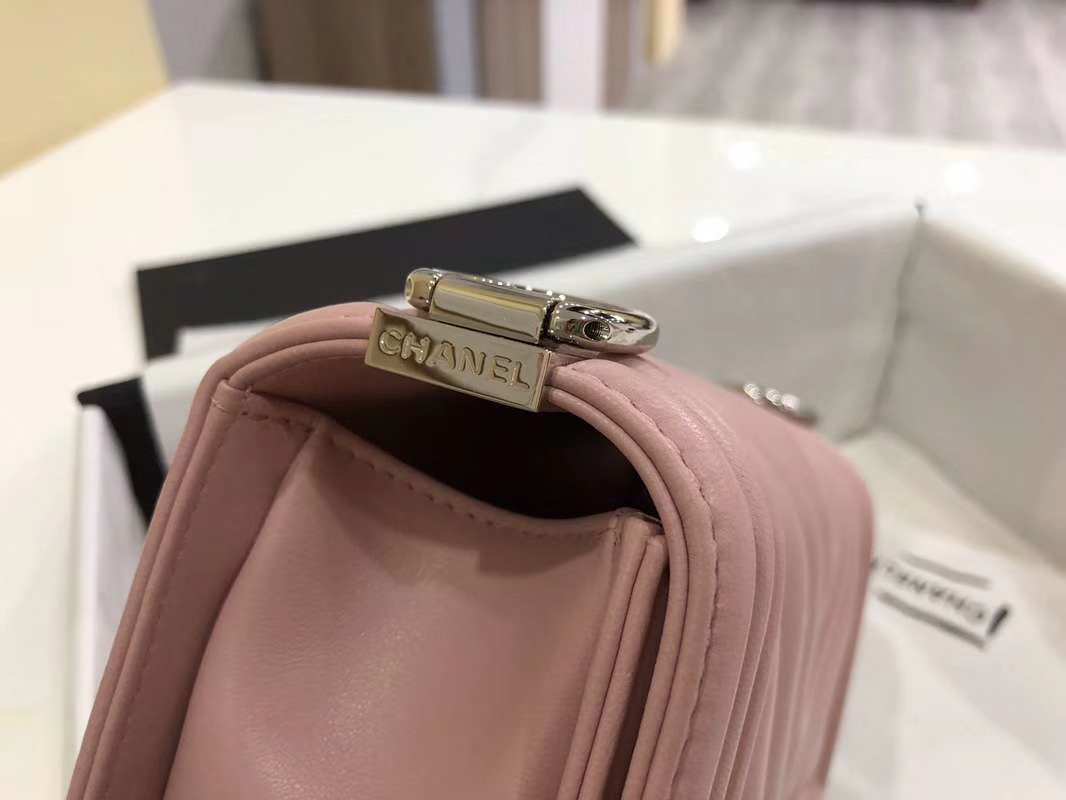 Chanel 香奈儿 Leboy Bag 大V款 小羊皮 20cm 浅粉色 古银