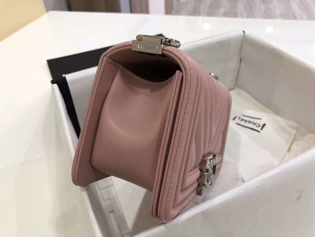 Chanel 香奈儿 Leboy Bag 大V款 小羊皮 20cm 浅粉色 古银