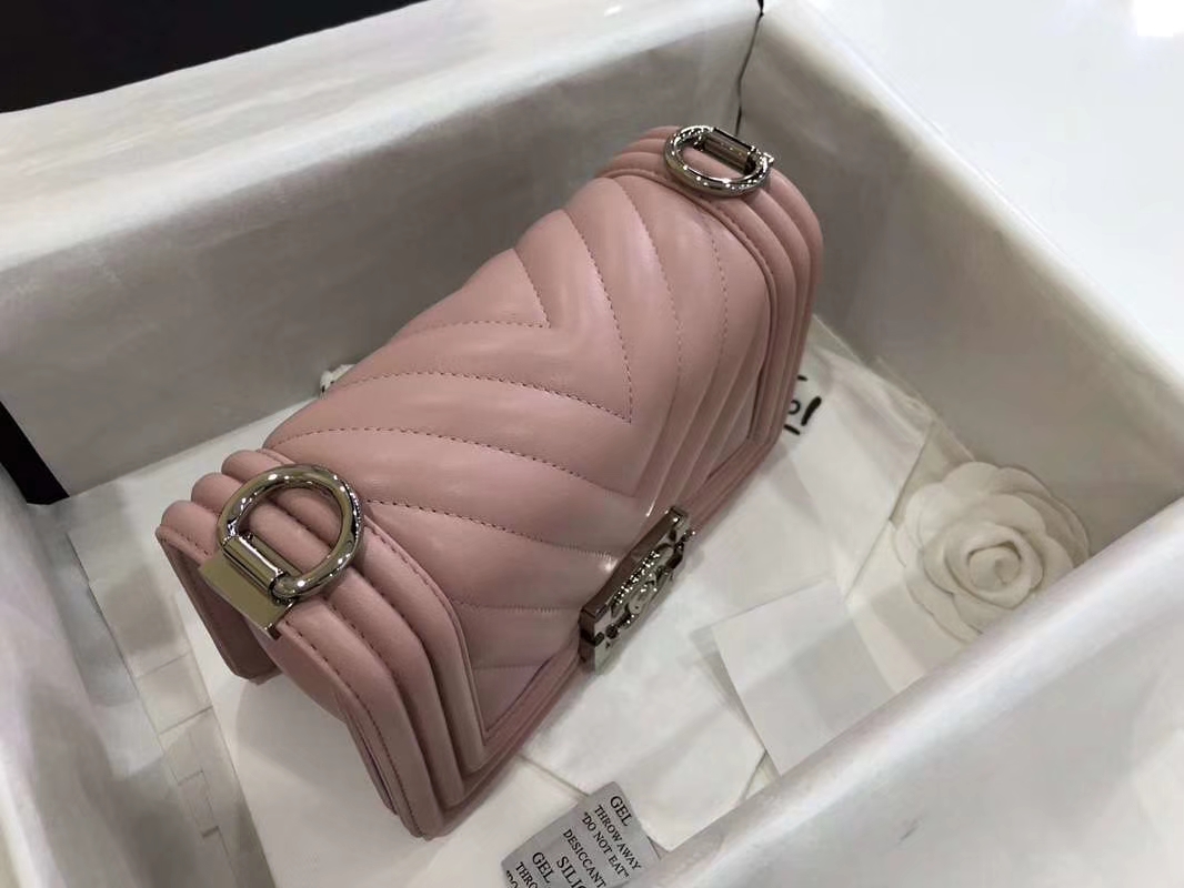 Chanel 香奈儿 Leboy Bag 大V款 小羊皮 20cm 浅粉色 古银