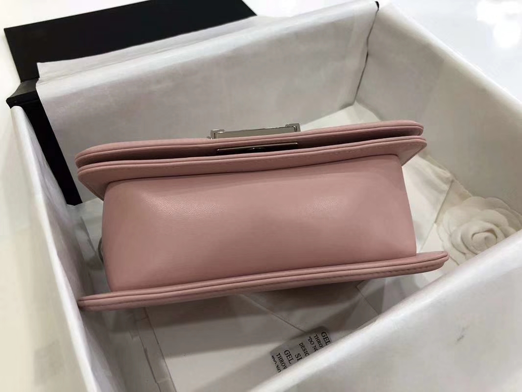 Chanel 香奈儿 Leboy Bag 大V款 小羊皮 20cm 浅粉色 古银