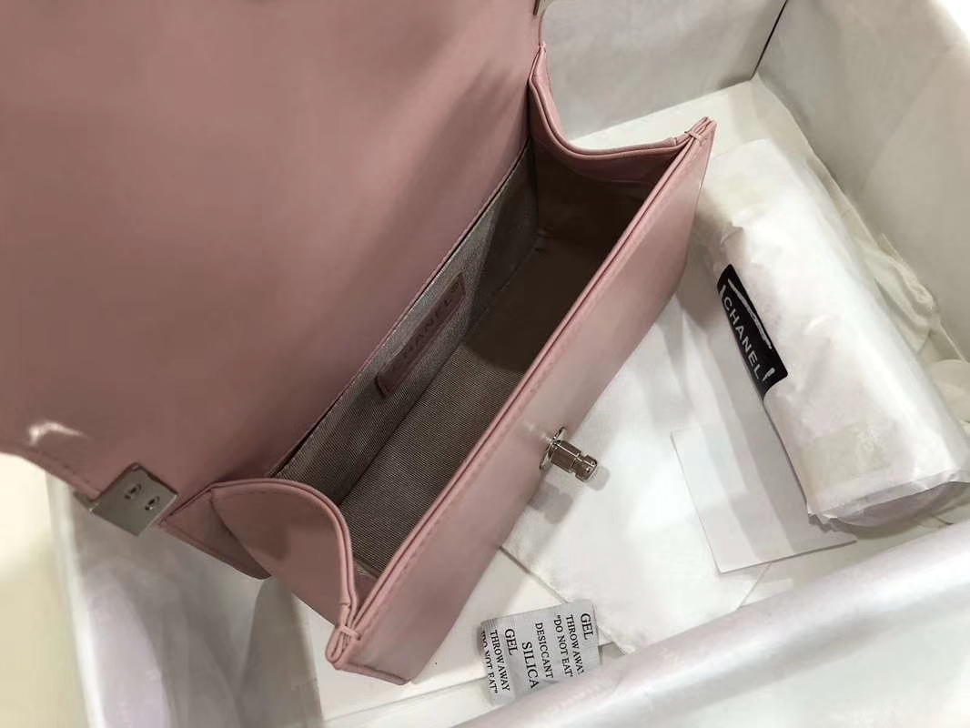 Chanel 香奈儿 Leboy Bag 大V款 小羊皮 20cm 浅粉色 古银