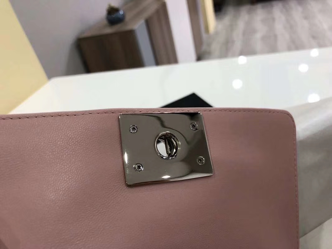 Chanel 香奈儿 Leboy Bag 大V款 小羊皮 20cm 浅粉色 古银