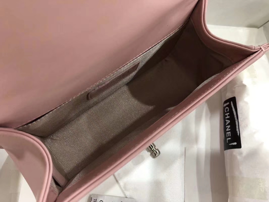 Chanel 香奈儿 Leboy Bag 大V款 小羊皮 20cm 浅粉色 古银