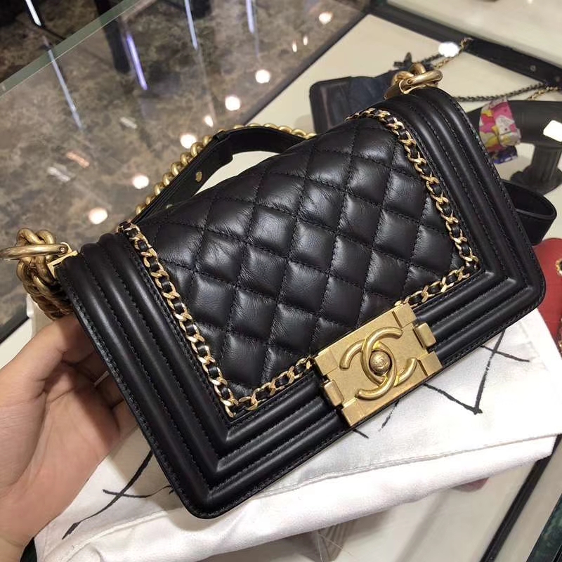 Chanel 香奈儿 Leboy Bag 链条款 树羔皮 20cm 黑色 沙金