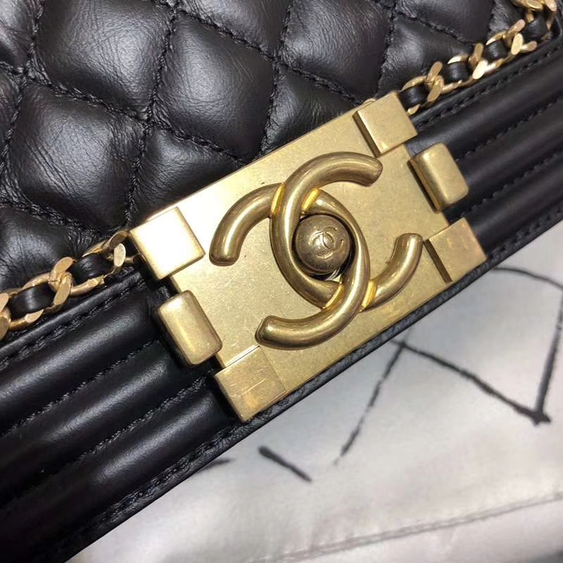 Chanel 香奈儿 Leboy Bag 链条款 树羔皮 20cm 黑色 沙金