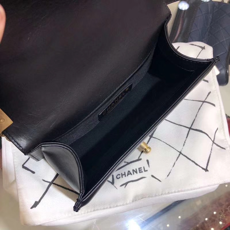 Chanel 香奈儿 Leboy Bag 链条款 树羔皮 20cm 黑色 沙金