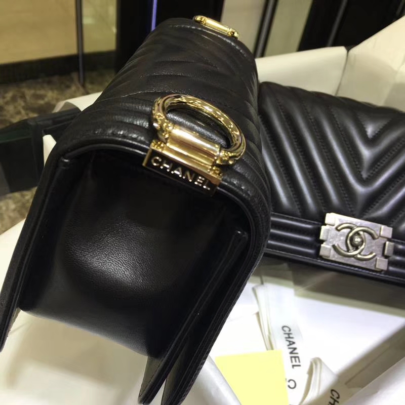 Chanel 香奈儿 Leboy Bag 大V款 小羊皮 黑色 20cm 浅金扣