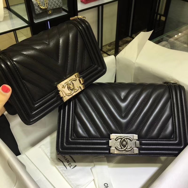 Chanel 香奈儿 Leboy Bag 大V款 小羊皮 黑色 20cm 浅金扣