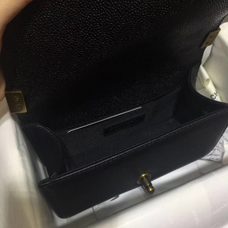 Chanel 香奈儿 Leboy Bag 鱼子酱 黑色 20cm 经典古金扣