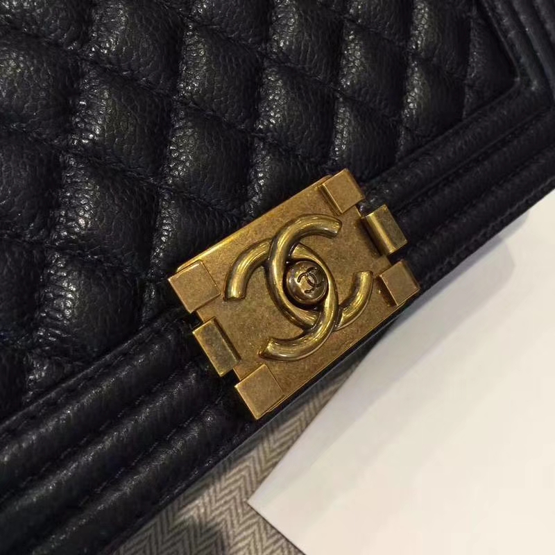 Chanel 香奈儿 Leboy Bag 鱼子酱 黑色 25cm 经典古金扣