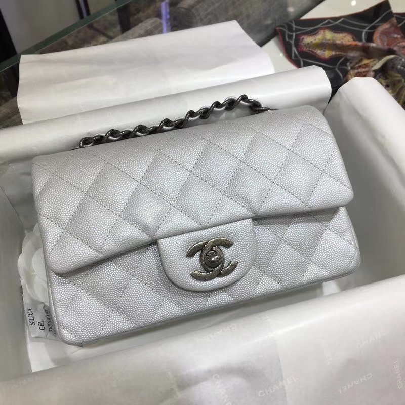 Chanel 香奈儿 Classic Flap 鱼子酱【银色】20cm  复古银