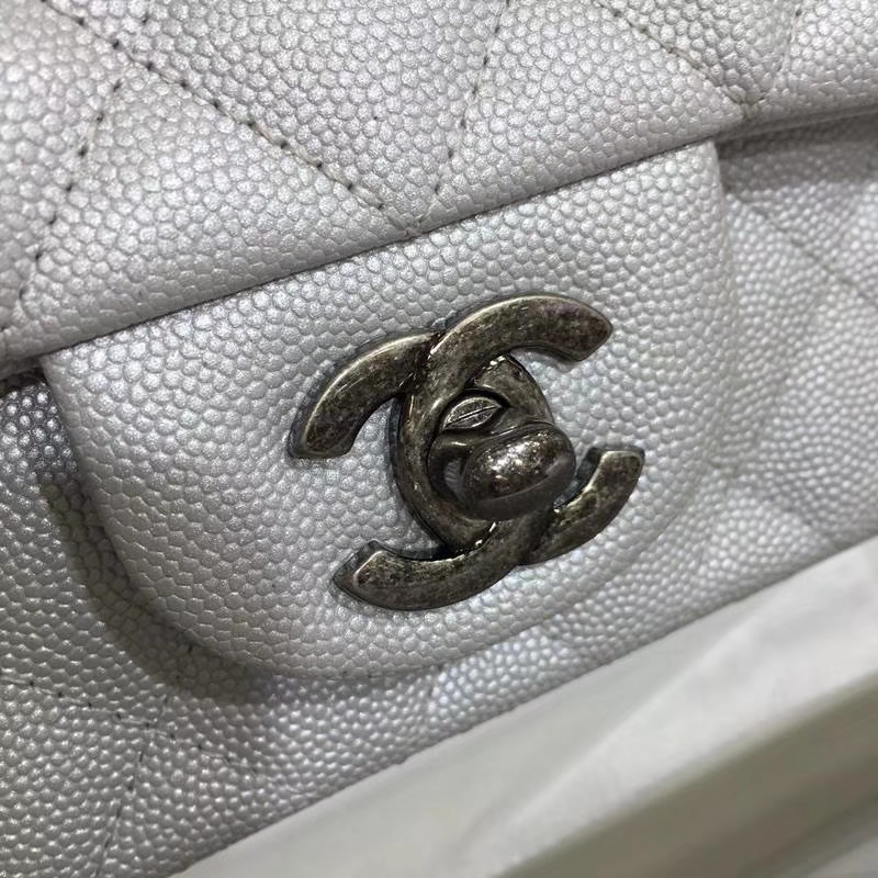 Chanel 香奈儿 Classic Flap 鱼子酱【银色】20cm  复古银