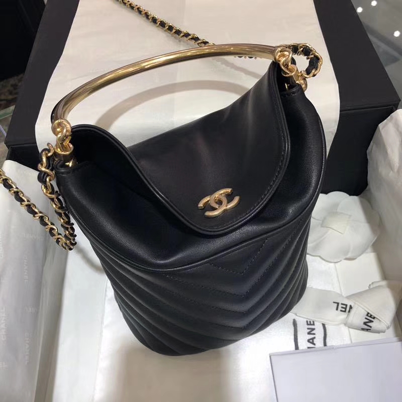 Chanel 18巴黎汉堡系列新款 Bucket Bag 黑色 金属手柄 水桶包 意大利小羊皮