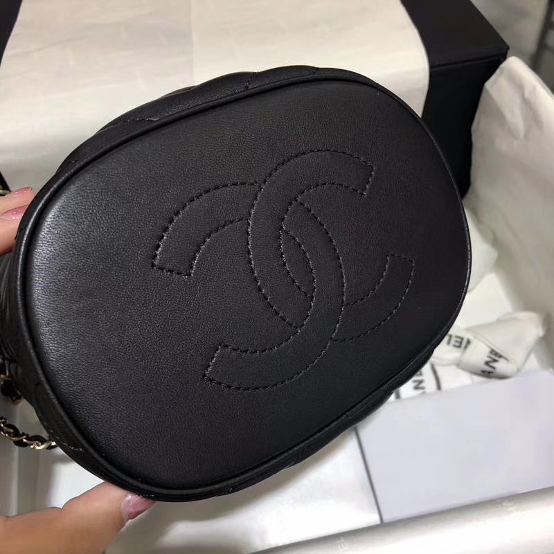 Chanel 18巴黎汉堡系列新款 Bucket Bag 黑色 金属手柄 水桶包 意大利小羊皮