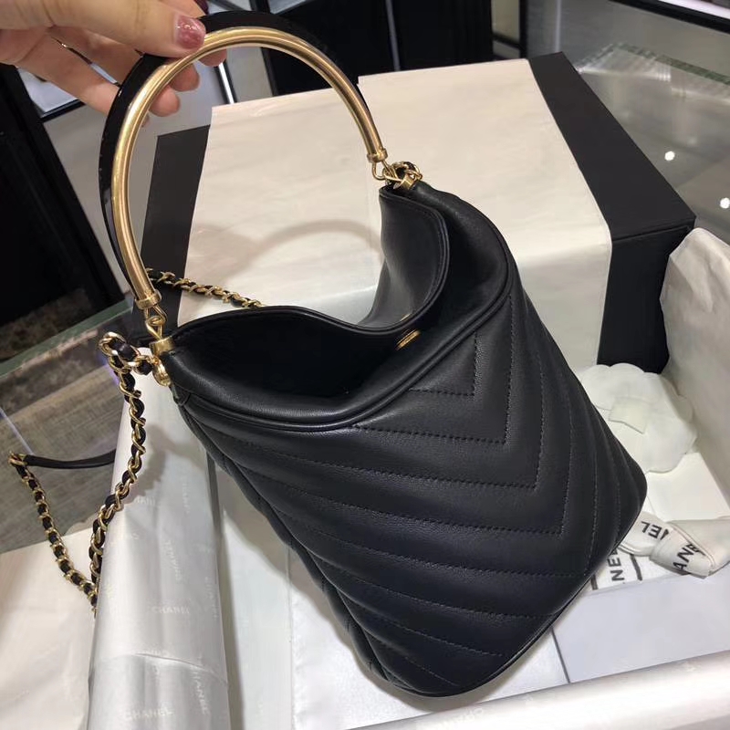 Chanel 18巴黎汉堡系列新款 Bucket Bag 黑色 金属手柄 水桶包 意大利小羊皮