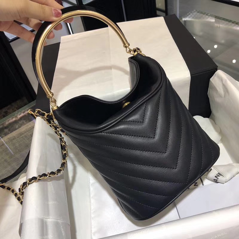 Chanel 18巴黎汉堡系列新款 Bucket Bag 黑色 金属手柄 水桶包 意大利小羊皮