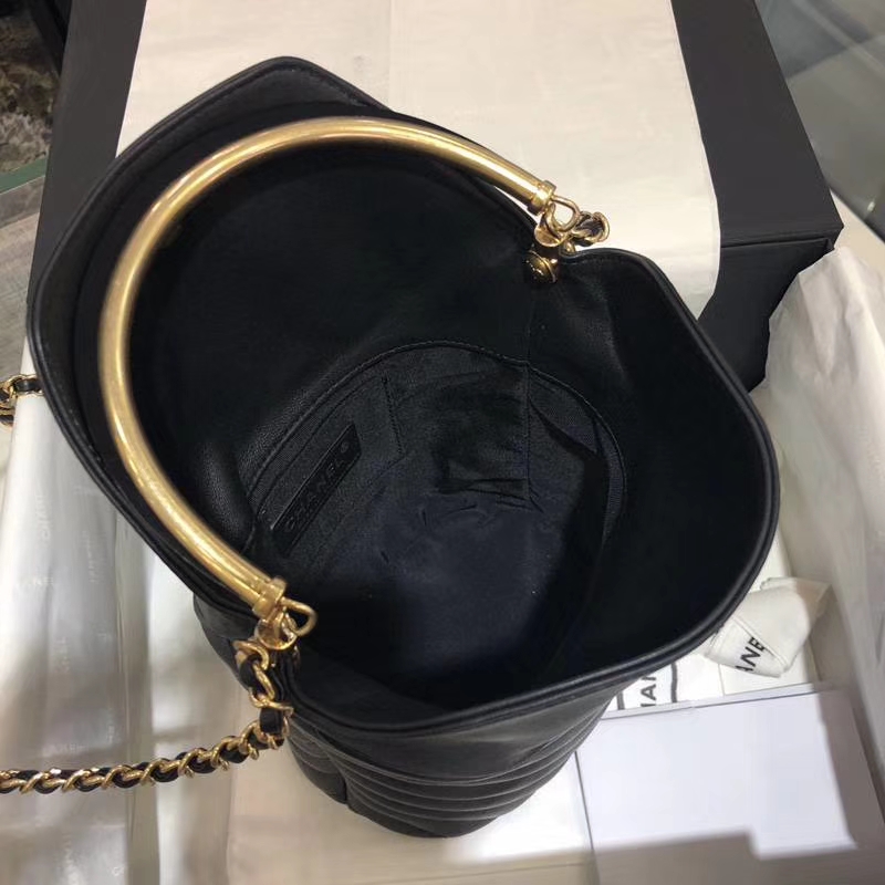 Chanel 18巴黎汉堡系列新款 Bucket Bag 黑色 金属手柄 水桶包 意大利小羊皮