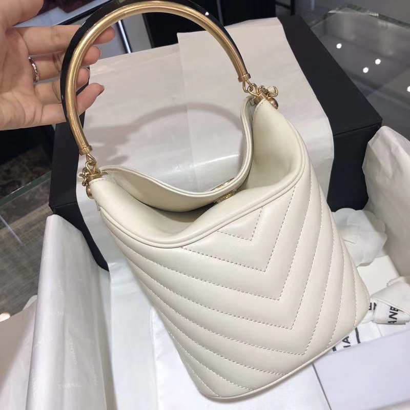 Chanel 18巴黎汉堡系列新款 Bucket Bag 白色 金属手柄 水桶包 意大利小羊皮