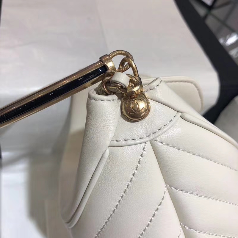 Chanel 18巴黎汉堡系列新款 Bucket Bag 白色 金属手柄 水桶包 意大利小羊皮