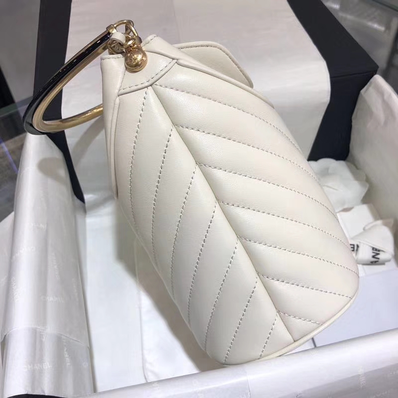 Chanel 18巴黎汉堡系列新款 Bucket Bag 白色 金属手柄 水桶包 意大利小羊皮