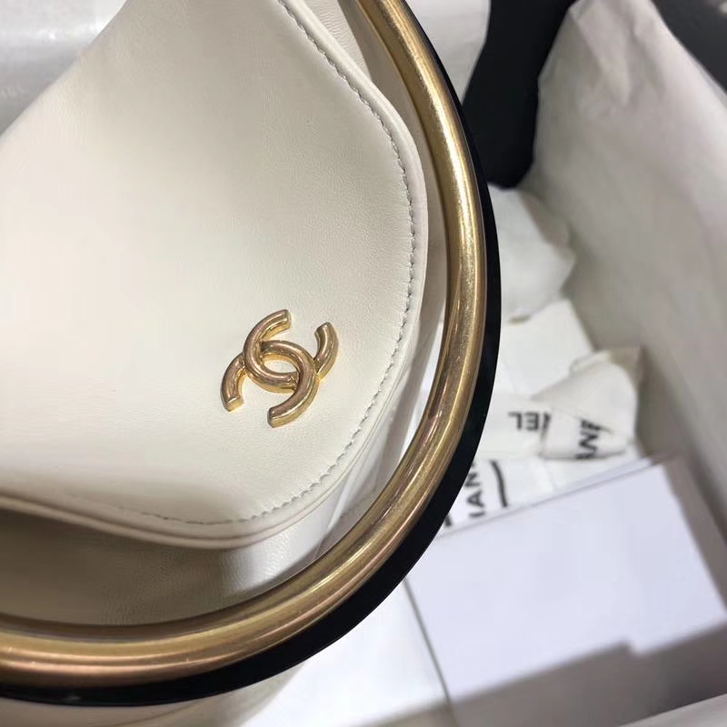 Chanel 18巴黎汉堡系列新款 Bucket Bag 白色 金属手柄 水桶包 意大利小羊皮