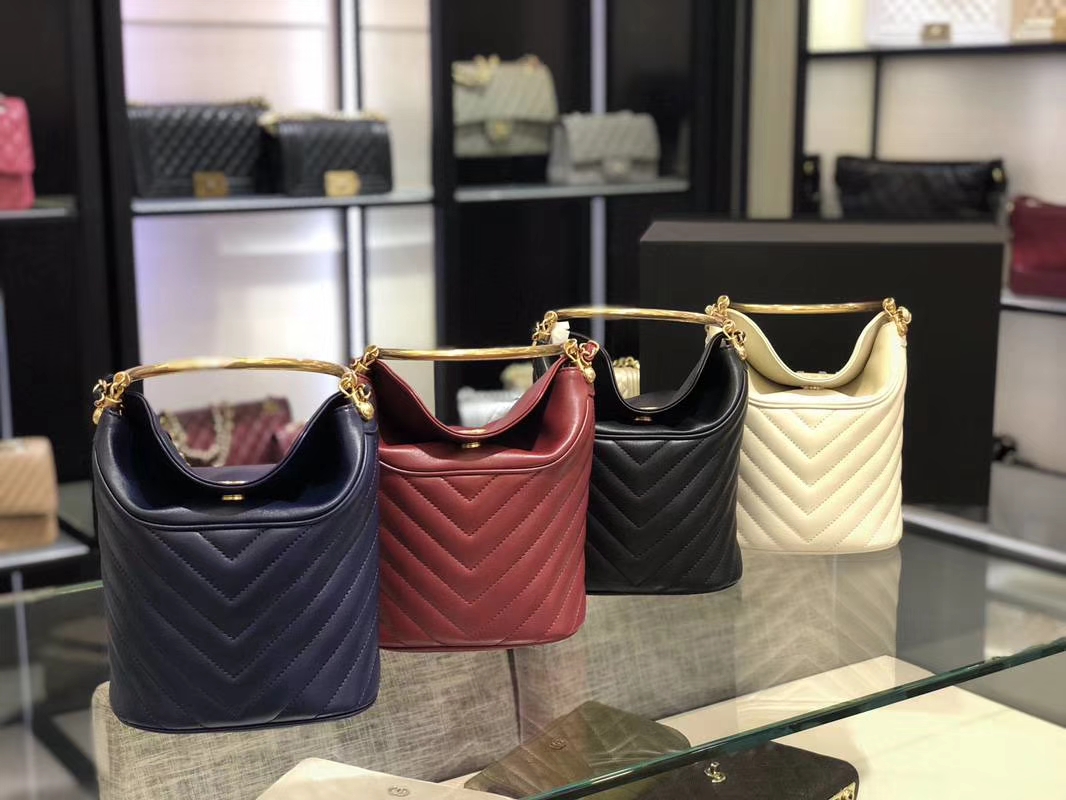 Chanel 18巴黎汉堡系列新款 Bucket Bag 蓝色 金属手柄 水桶包 意大利小羊皮