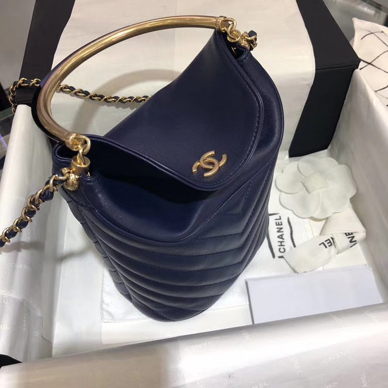 Chanel 18巴黎汉堡系列新款 Bucket Bag 蓝色 金属手柄 水桶包 意大利小羊皮