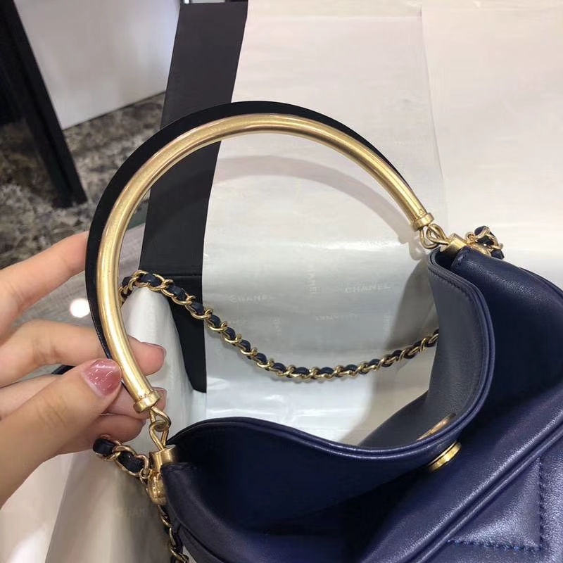 Chanel 18巴黎汉堡系列新款 Bucket Bag 蓝色 金属手柄 水桶包 意大利小羊皮