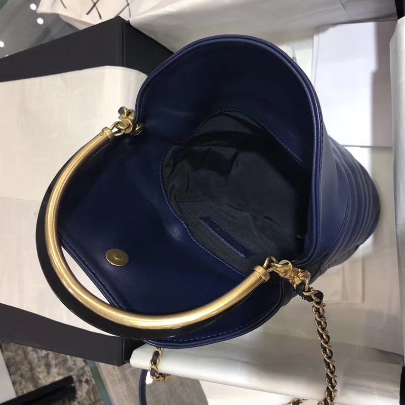 Chanel 18巴黎汉堡系列新款 Bucket Bag 蓝色 金属手柄 水桶包 意大利小羊皮